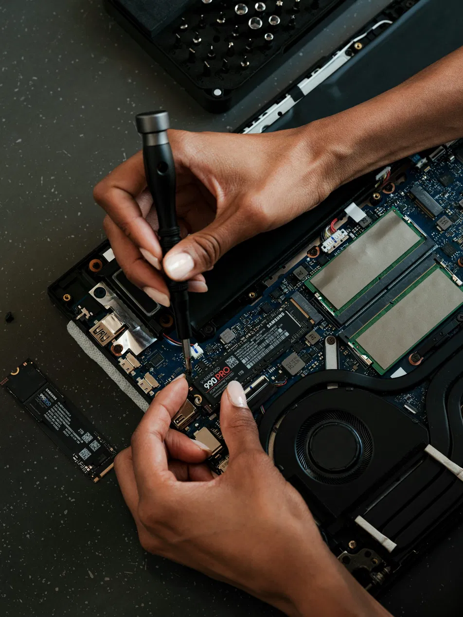 Technicien réparant un ordinateur portable